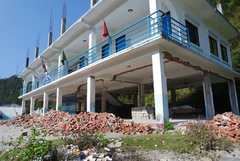 Erhebliche Erdbebenschäden an der Schule von Sukute