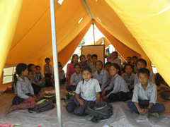 In Zelten findet derzeit der Unterricht neben der zerstörten Michl-Dacher-Schule statt